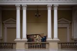 Zaměstnanci Šeptyckého muzea přenášejí malbu z ikonostasu Zvěstování Panny Marie z 18. století.
