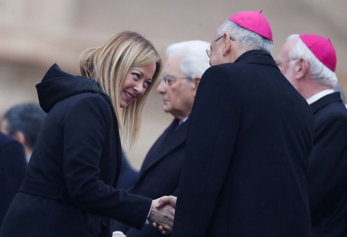 Na pohřeb po italském prezidentovi dorazila i tamní premiérka Giorgia Meloniová.