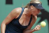 Ruská tenistka Maria Šarapovová v zápase třetího kola French Open proti krajance Alle Kudrjavcevové.