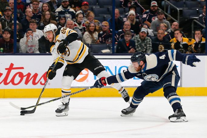 NHL: David Pastrňák (Boston) a Vladislav Gavrikov (Columbus)