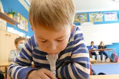 Otevřít školy s čínskými testy je riziko, říkají experti. Je nutné použít PCR testy