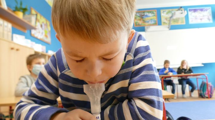 Otevřít školy s čínskými testy je riziko, říkají experti. Je nutné použít PCR testy