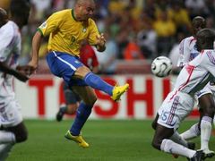 Brazilec Ronaldo (ve žlutém) svojí střelou napálil Liliana Thurama z Francie.