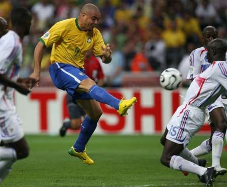 Brazílie - Francie: Ronaldo a Thuram
