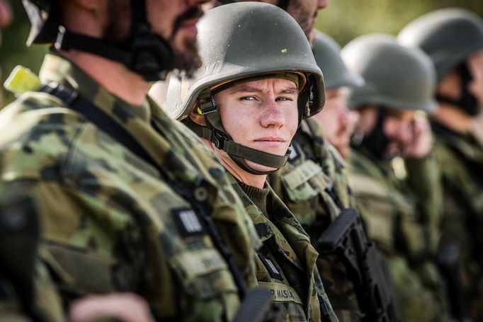 Pavel Maslák se na střední škole rozhodoval mezi atletikou a vojenskou nebo policejní školou. K armádě má kladný vztah.