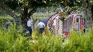 French gendarmes stand guard next to a caravan at Saint-Jorioz camping ground, near Annecy, southeastern France, September 6, 2012. French police have found a four-year-old girl alive inside a British-registered BMW car where they discovered three people shot dead outside the village of Chevaline on Wednesday, September 5, a public prosecutor said. A fourth body, apparently a person who had been riding a bicycle, was found nearby. A badly injured eight-year-old girl, also found nearby, was taken to hospital by helicopter. REUTERS/Robert Pratta (FRANCE - Tags: CRIME LAW) Published: Zář. 6, 2012, 11:49 dop.