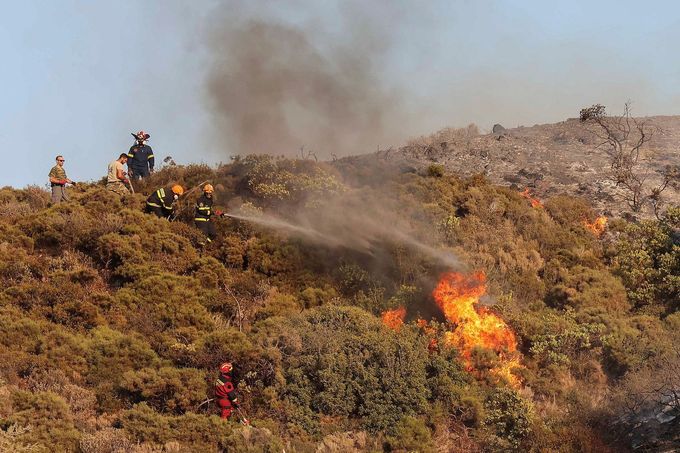Spegnimento di un incendio vicino al villaggio di Vati a Rodi.