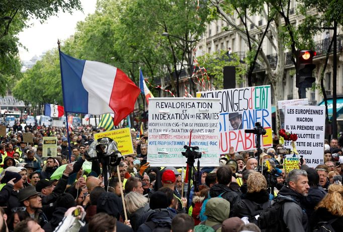 Účastníci sociálního protestu takzvaných žlutých vest blokovali od sobotního rána kruhové křižovatky na jihu Francie.