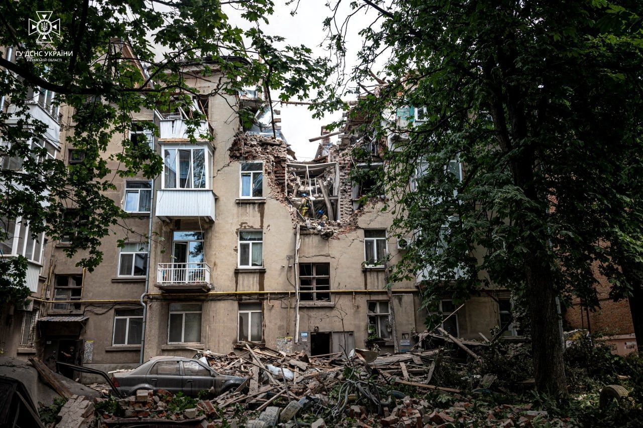 Záchranáři prohledávají dům ve městě Sumy, na který v pondělí dopadl ruský dron.
