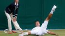 Německý tenista Philipp Kohlschreiber spadl v duelu s Američanem Brianem Bakerem v osmifinále Wimbledonu 2012.