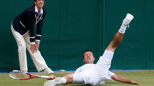 Německý tenista Philipp Kohlschreiber spadl v duelu s Američanem Brianem Bakerem v osmifinále Wimbledonu 2012.