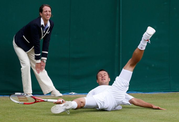 Německý tenista Philipp Kohlschreiber spadl v duelu s Američanem Brianem Bakerem v osmifinále Wimbledonu 2012.