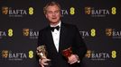 Režisér Christopher Nolan s cenou Bafta za film Oppenheimer.