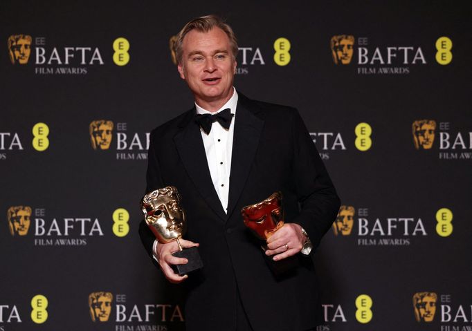 Režisér Christopher Nolan s cenou Bafta za film Oppenheimer.