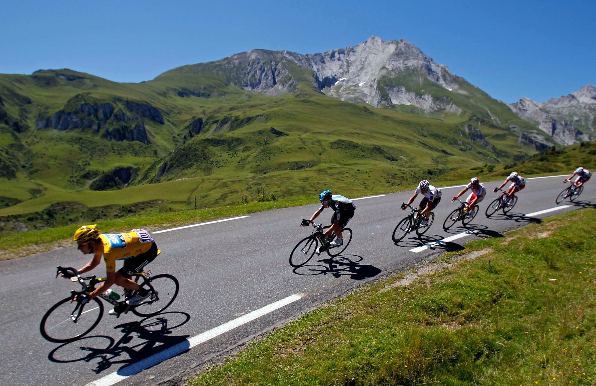 Cyklisté během 16. etapy Tour de France 2012 v Pyrenejích