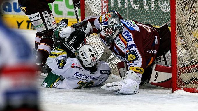 Jejich snažení komplikoval brankář Sparty všemi možnými prostředky.