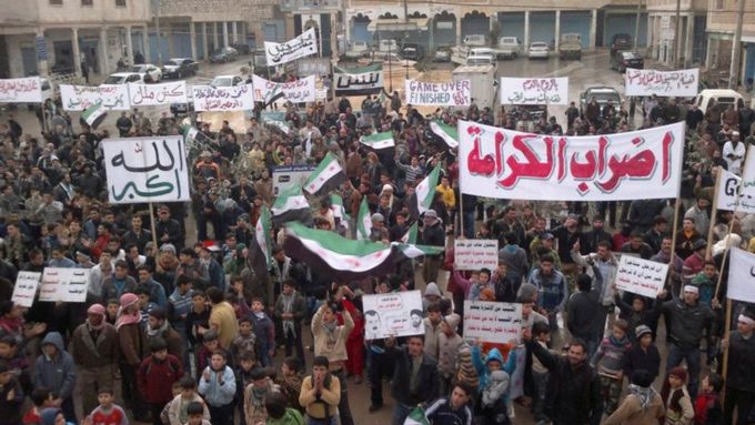 Syřané vycházejí protestovat do ulic již desátý měsíc v řadě