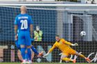 Anglie rozhodla na Islandu v závěru z pokutového kopu, sama pak ještě penaltu přežila