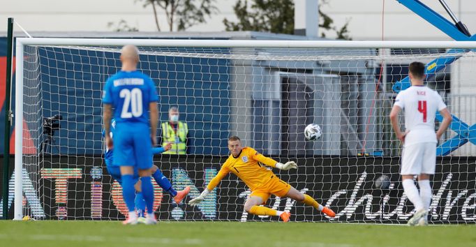 Islanďan Birkir Bjarnasson přestřeluje v nastaveném čase z penalty branku Angličana Jordana Pickforda, čímž pohrdl možností vyrovnat stav utkání Ligy národů na 1:1