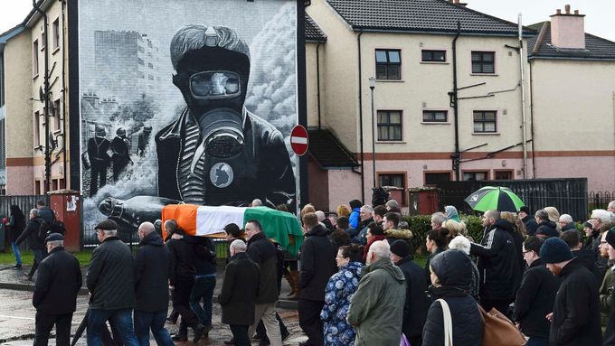 Pohřeb jednoho z bývalých lídrů IRA Martina McGuinnesse v severoirském Londonderry.