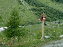 Značky varující před sesuvy kamení potkávají turisté v Alpách stále častěji.