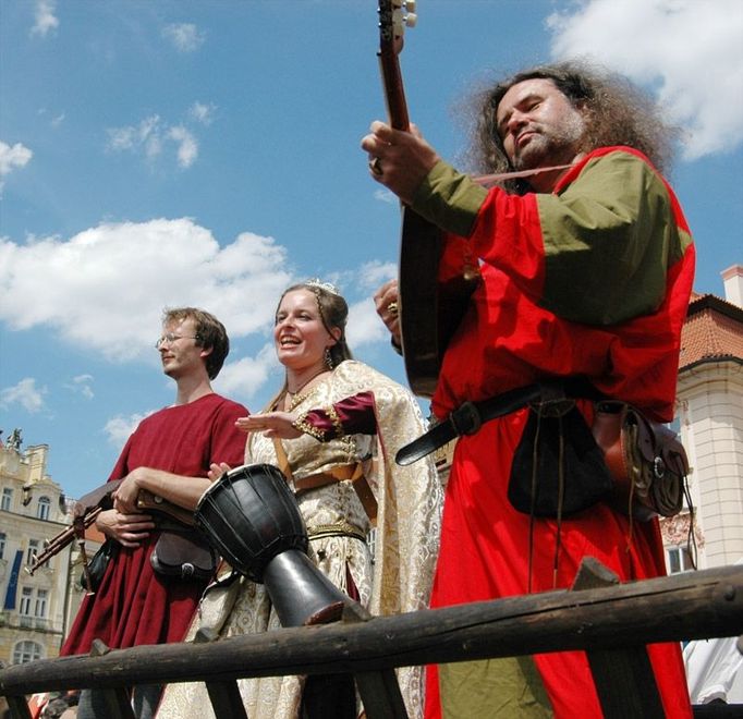 Hudebníci hrají na oslavě k výročí položení základního kamene Karlova mostu. Oslavy začaly na Staroměstském náměstí v Praze.