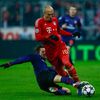 Fotbal, Liga mistrů, Bayern Mnichov - Arsenal: Tomáš Rosický fauluje Arjena Robbena