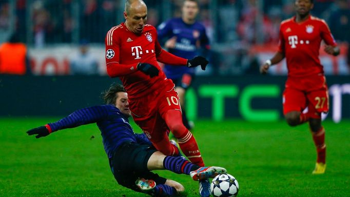 Fotbal, Liga mistrů, Bayern Mnichov - Arsenal: Tomáš Rosický fauluje Arjena Robbena