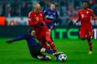 Agilně hrající Tomáš Rosický se do statistik zápasu zapsal pouze tvrdým skluzem na Arjena Robbena...