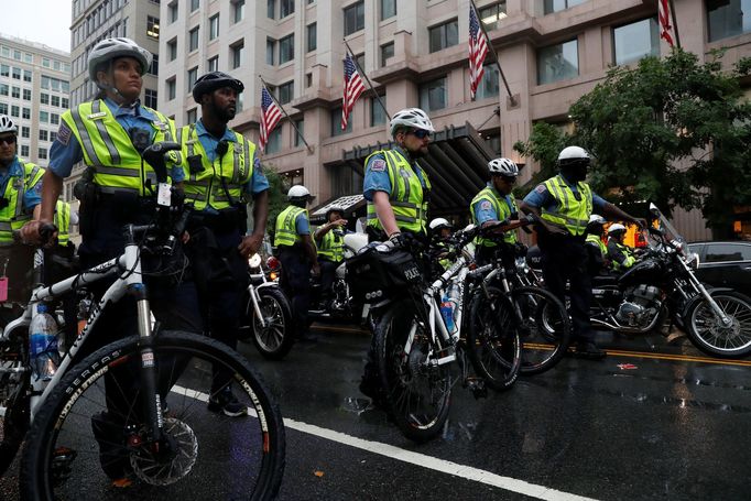 Demonstrace bělošských nacionalistů ve Washingtonu, která se konala přesně rok po násilných střetech v Charlottesville.