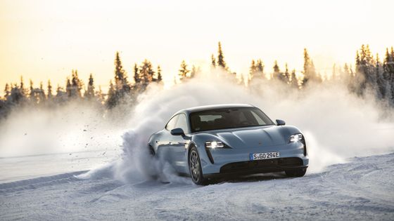 S elektromobilem za polárním kruhem. Porsche Taycan se zimy ani Tesly nebojí