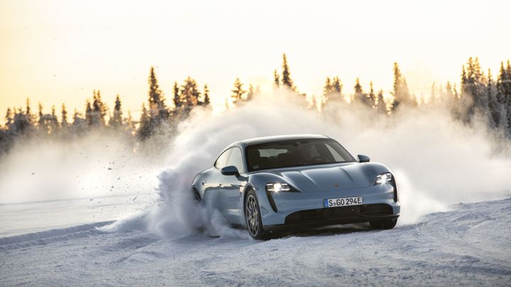 S elektromobilem za polárním kruhem. Porsche Taycan se zimy ani Tesly nebojí