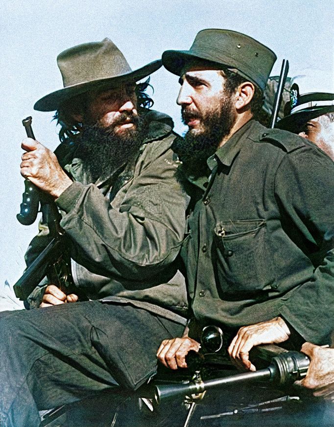 Camilo Cienfuegos (vlevo) hovoří s Fidelem Castrem (vpravo), Havana, 1959. Kolorováno