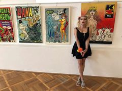Berenika Saudková na vernisáži výstavy Káji Saudka, Nové město nad Metují, 2018.