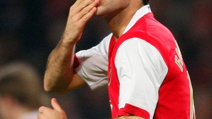 Cesc Fabregas z Arsenalu slaví první ze svých dvou branek v síti z pražské Slavie.