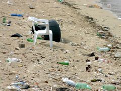 Nedopalky, lahve, uzávěry, brýle, kondomy...Výčet odpadu na plážích je nekonečný.