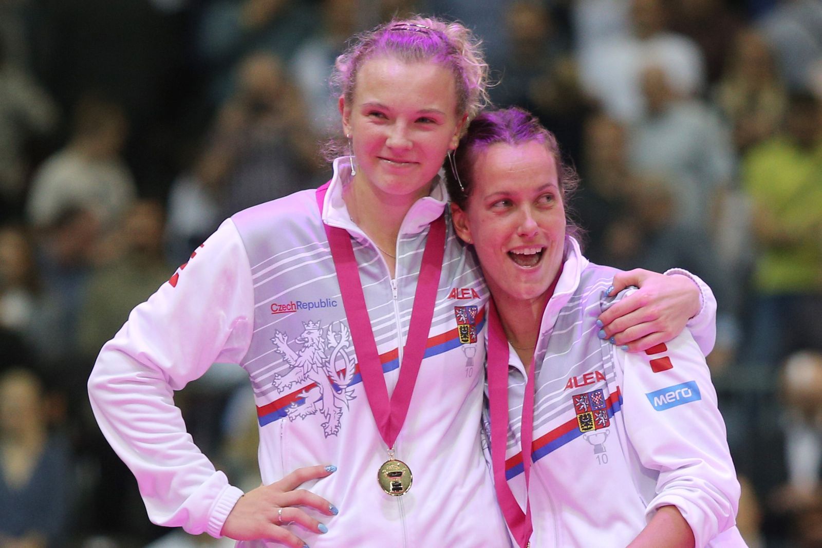 Kateřina Siniaková a Barbora Strýcová slaví vítěství ve Fed Cupu 2018