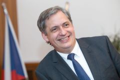 Můj konec chtějí pučisté a mafie, zlobí se Dienstbier. Hádky nám berou energii, varuje Sobotka
