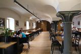 Restaurace má krásné klenuté stropy. Při rekonstrukci se majitelé snažili zachovat co nejvíce původních prvků a doplnit je o soudobé materiály.