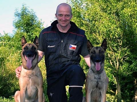 Čechy ze smrti Afghánce nikdo neviní, přesto jim hrozí výjimečný trest. Proč?