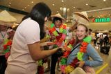 Na letišti přivítali tchaj-wanští studenti každého člena výpravy věncem z květů a tradičním kloboukem.