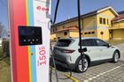 Nabíjecí stojany s výkonem maximálně 150 kW jí ale nyní budou stačit.