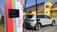 Nabíjecí stojany s výkonem maximálně 150 kW jí ale nyní budou stačit.