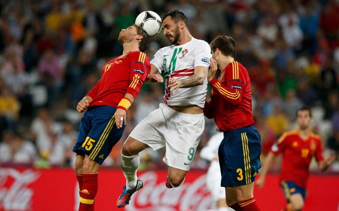 Sergio Ramos, Hugo Almeida a Gerard Pique (zleva) v hlavičkovém souboji během semifinálového utkání mezi Portugalskem a Španělskem na Euru 2012.