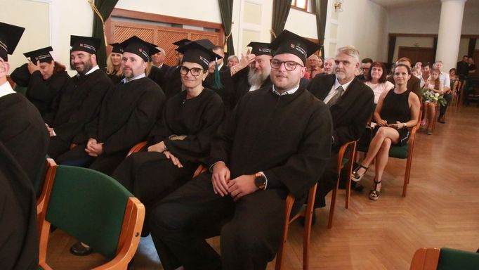 Studenti magisterského oboru na soukromé škole v Uherském Hradišti krátce před promocemi.