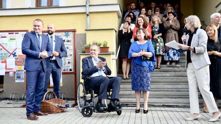 Politici zahájili školní rok, prezident uvítal prvňáčky v Lánech, premiér v Ostrově; Zdroj foto: Jiří Ovčáček