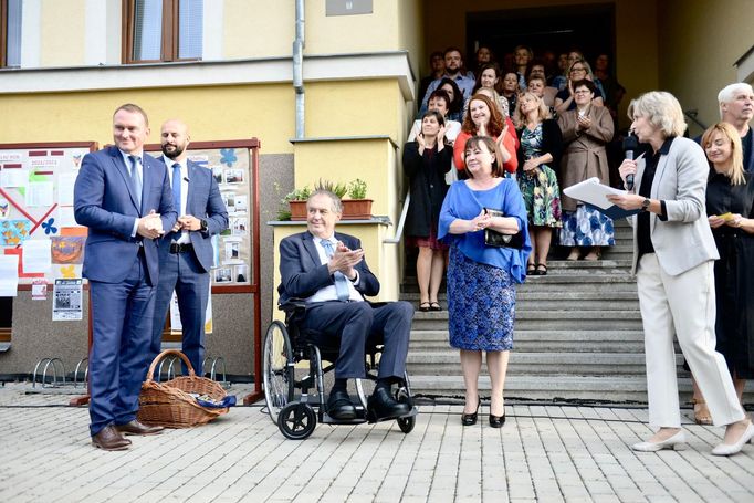 Prezident Miloš Zeman uvítal prvňáčky v základní škole v Lánech.