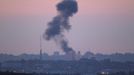 Smoke rises after an Israeli strike in the northern Gaza Strip November 15, 2012. A Hamas rocket killed three Israelis north of the Gaza Strip on Thursday, drawing the first blood from Israel as the Palestinian death toll rose to 15 in a military showdown lurching closer to all-out war with an invasion of the enclave. REUTERS/Ronen Zvulun (ISRAEL - Tags: CIVIL UNREST POLITICS) Published: Lis. 15, 2012, 4:47 odp.