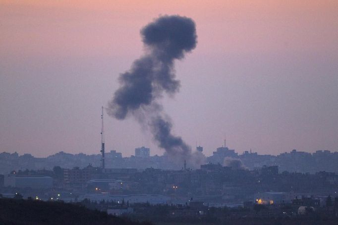 Smoke rises after an Israeli strike in the northern Gaza Strip November 15, 2012. A Hamas rocket killed three Israelis north of the Gaza Strip on Thursday, drawing the first blood from Israel as the Palestinian death toll rose to 15 in a military showdown lurching closer to all-out war with an invasion of the enclave. REUTERS/Ronen Zvulun (ISRAEL - Tags: CIVIL UNREST POLITICS) Published: Lis. 15, 2012, 4:47 odp.