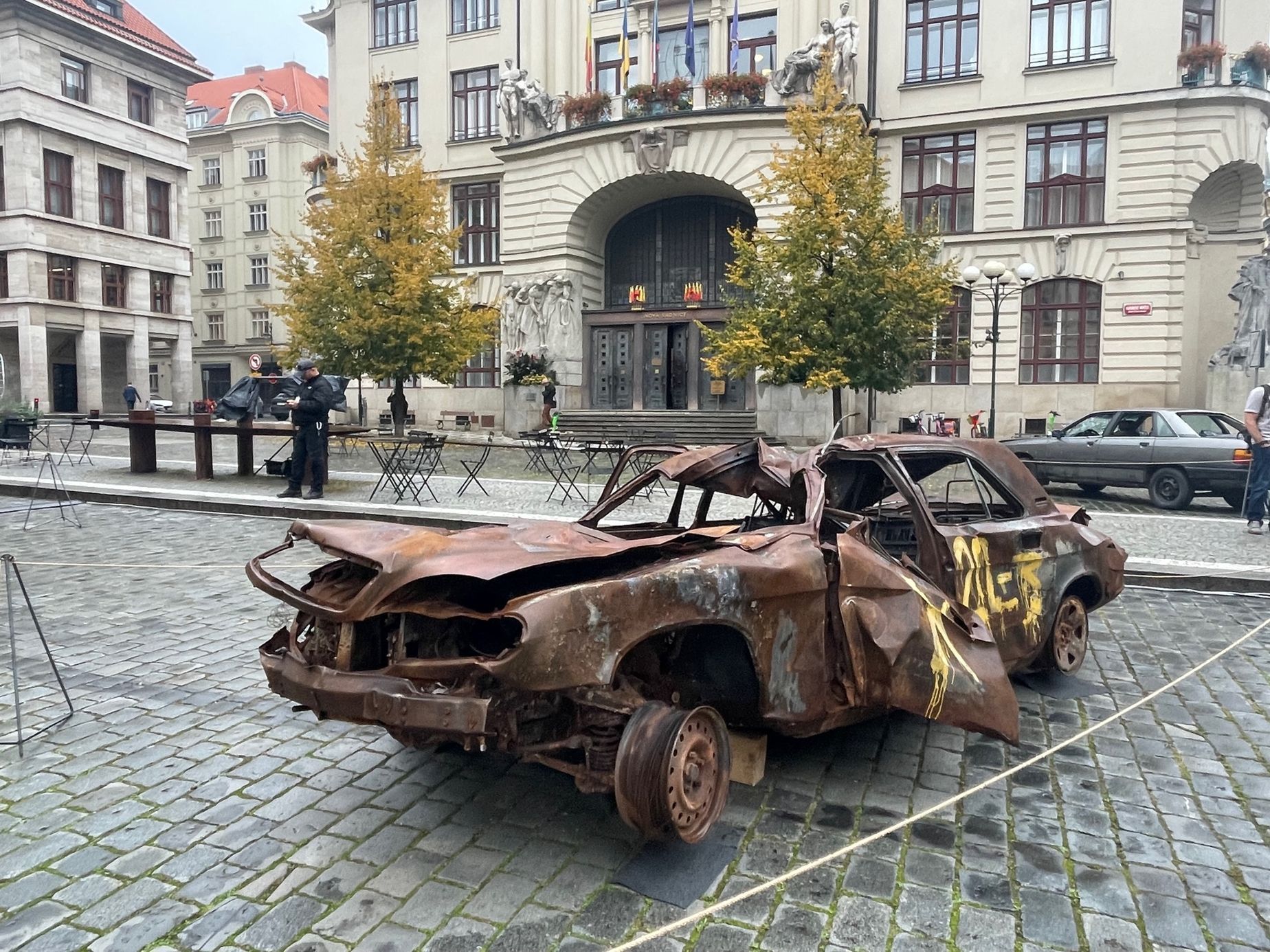 Ohořelé vraky z Ukrajiny instalace Signal Velčovský
